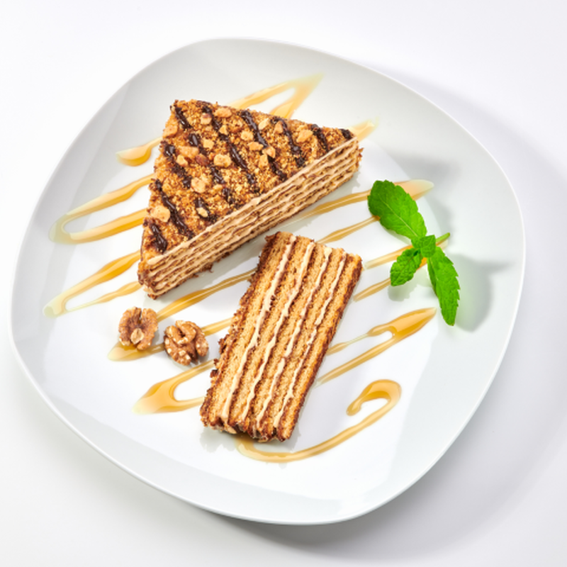Gâteau pâtissier au miel et aux noix Medovic, suggestion de présentation