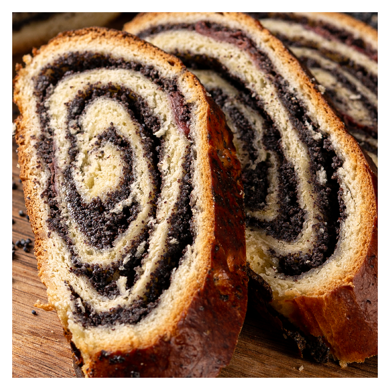 Beigli, gâteau pâtissier roulé fourré à la crème de pavot.