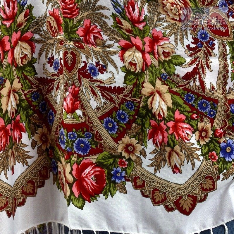 Châle Pavlovo Possad, modèle Lavlina, carré avec des franges, détail des motifs