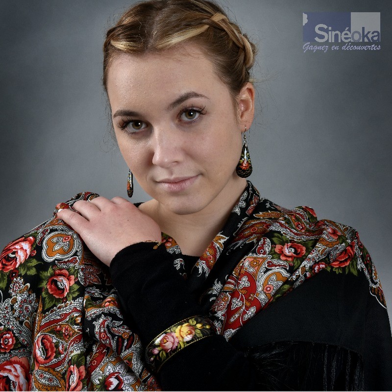Châle Pavlovo Possad, modèle Milava, carré avec des franges, portrait avec bijoux assortis