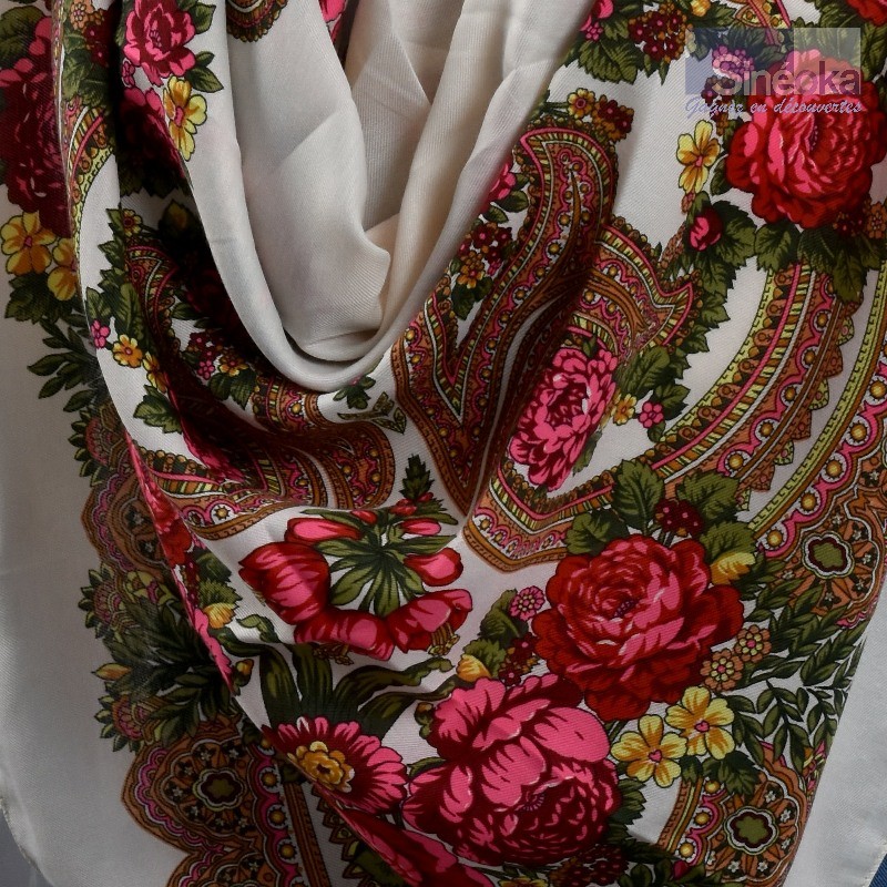 Châle Pavlovo Possad, modèle Mirina, un carré à franges, détail des motifs