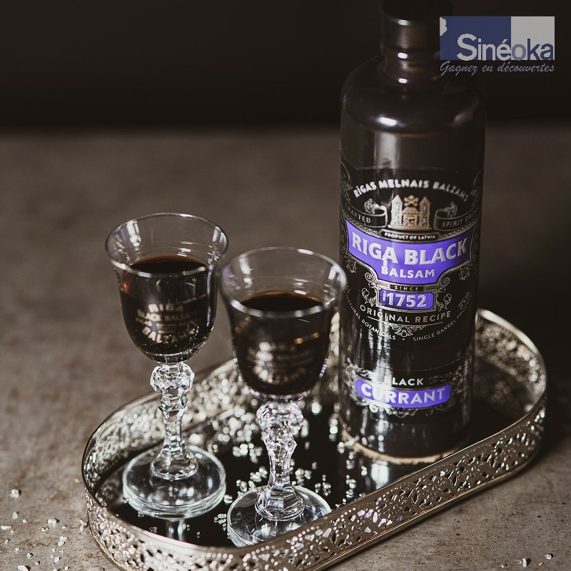 Baume noir de Riga sur un plateau avec 2 verres