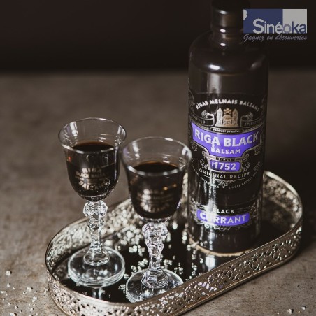 Baume noir de Riga sur un plateau avec 2 verres