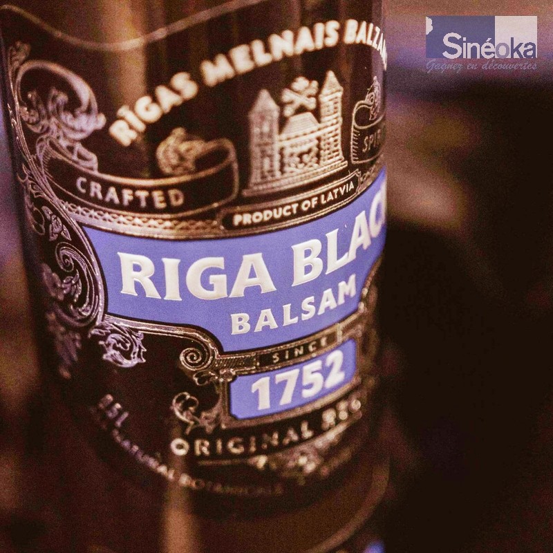 Flacon de Riga Black Balsam Currant en gros plan