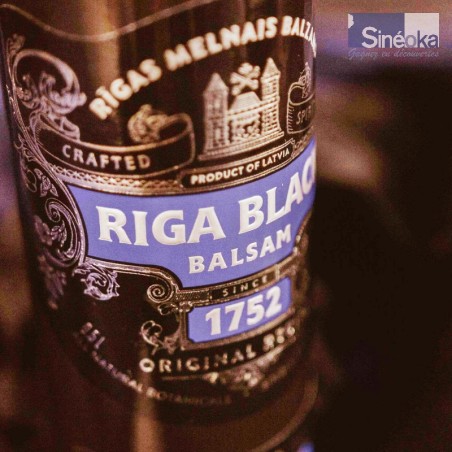 Flacon de Riga Black Balsam Currant en gros plan