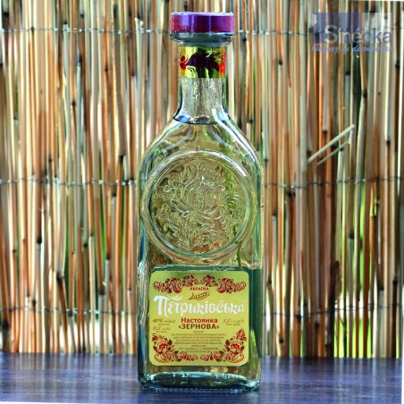 Vodka Petrikivska infusée au blé devant des canisses