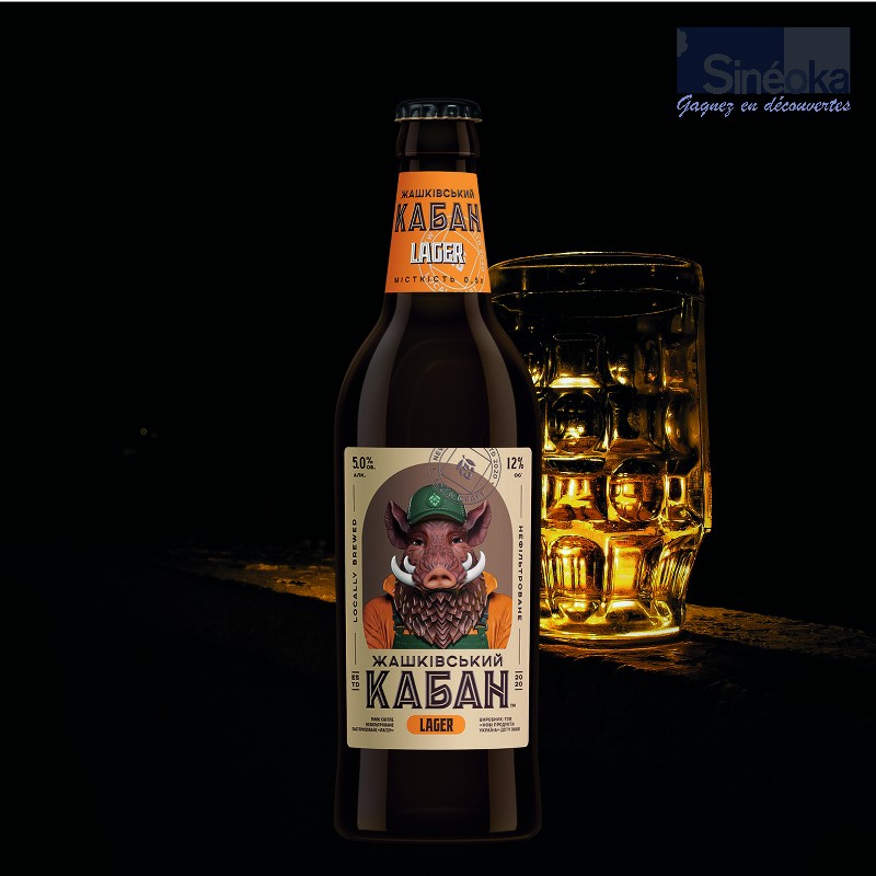 Bière blonde Lager artisanale ukrainienne Jashkivskiye Kaban, fond sombre avec une chope de bière