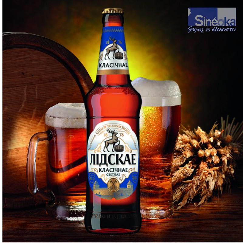 Bière blonde Biélorusse classique - Lidskoyé, la tradition de Lida. Fond avec verres pleins.