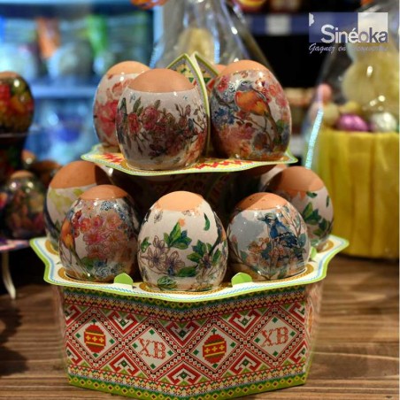 Présentoir pour œufs de Pâques en carton décoré. Motif Tradition, en ambiance.