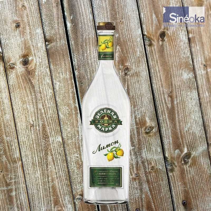 Green Mark au citron, une vodka de blé infusée au citron sur fond bois.