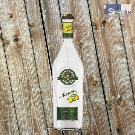 Green Mark au citron, une vodka de blé infusée au citron sur fond bois.