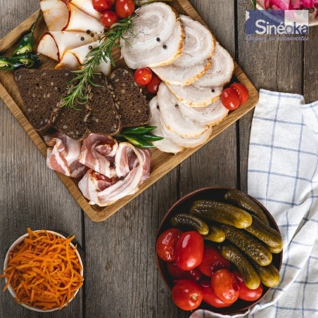 Buffet typique d'Europe de l'Est avec cornichons et tomates de Nijyn accompagnés de lard et de pain noir