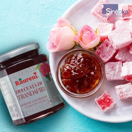 Confiture de rose avec assiette de friandises