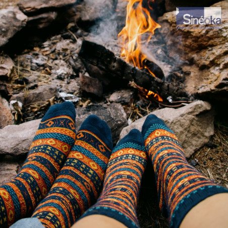 Des pieds autour du feu de camp avec des Chaussettes chaudes de .style nordique, modèle Arvid
