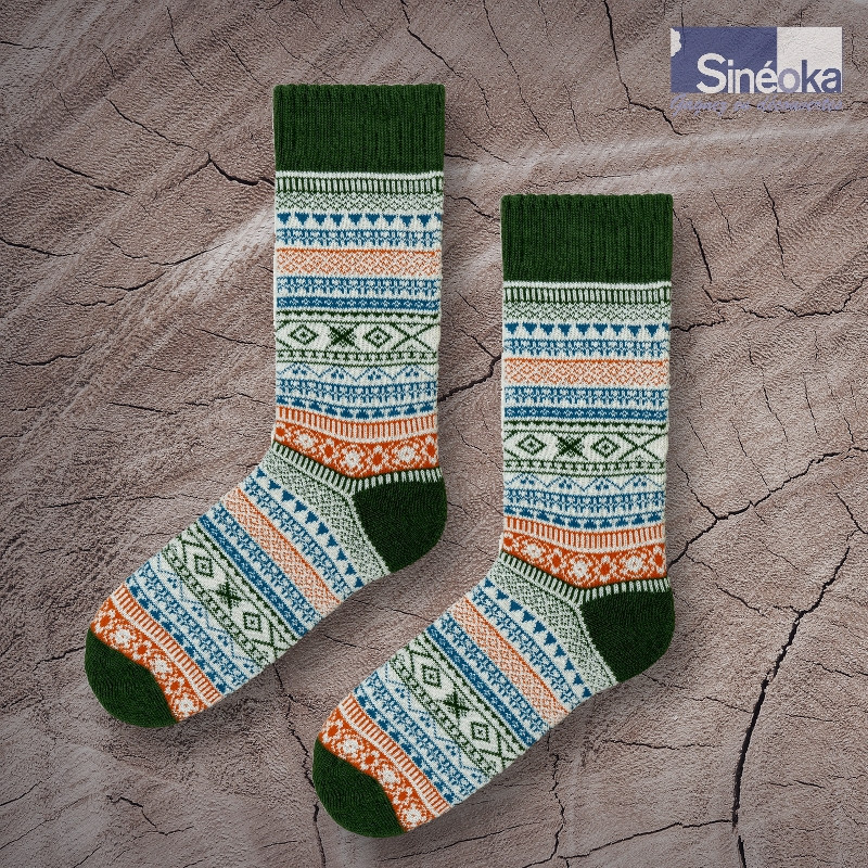 Arne - Chaussettes chaudes nordiques unisexe, posées sur du bois