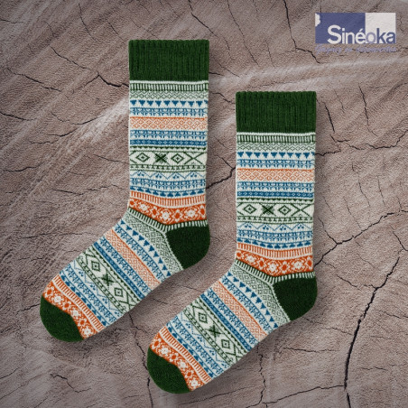 Arne - Chaussettes chaudes nordiques unisexe, posées sur du bois