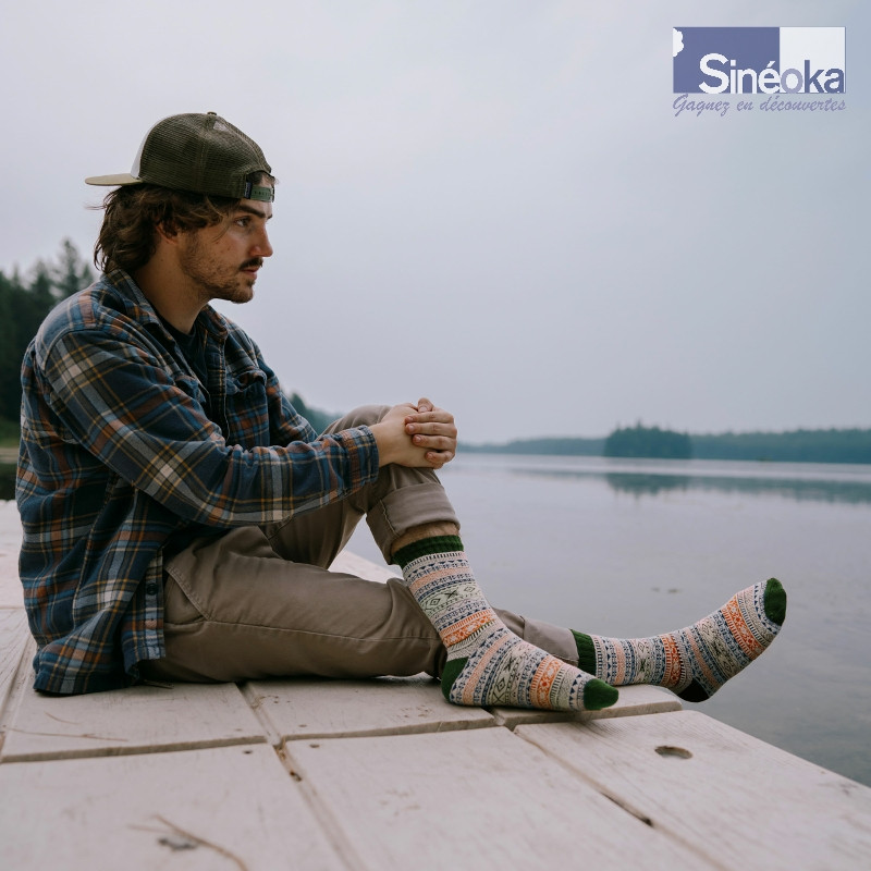Arne - Chaussettes chaudes nordiques unisexe, homme sur un ponton.