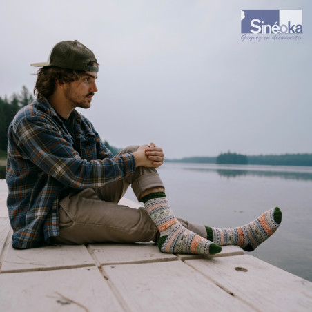 Arne - Chaussettes chaudes nordiques unisexe, homme sur un ponton.