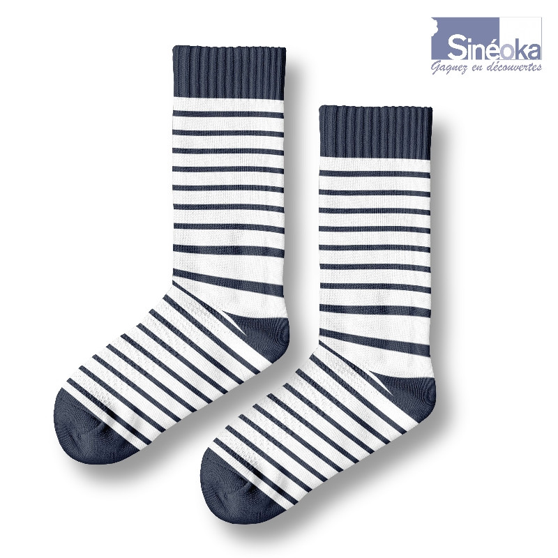 Sømand, des chaussettes chaudes au style marin scandinave sur fond blanc.