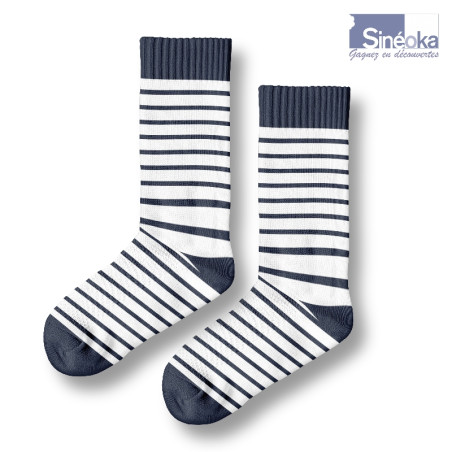 Sømand, des chaussettes chaudes au style marin scandinave sur fond blanc.