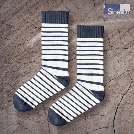 Sømand, des chaussettes chaudes au style marin scandinave sur fond bois.