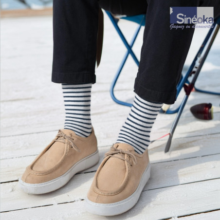 Sømand, des chaussettes chaudes au style marin scandinave, mocassins et pantalon marine.