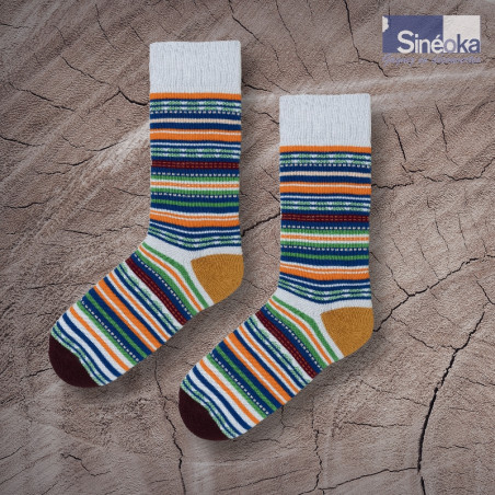 Chaussettes chaudes style nordiques Espen sur fond bois
