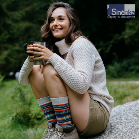 Chaussettes chaudes style nordiques Espen, nature, femme accroupie.