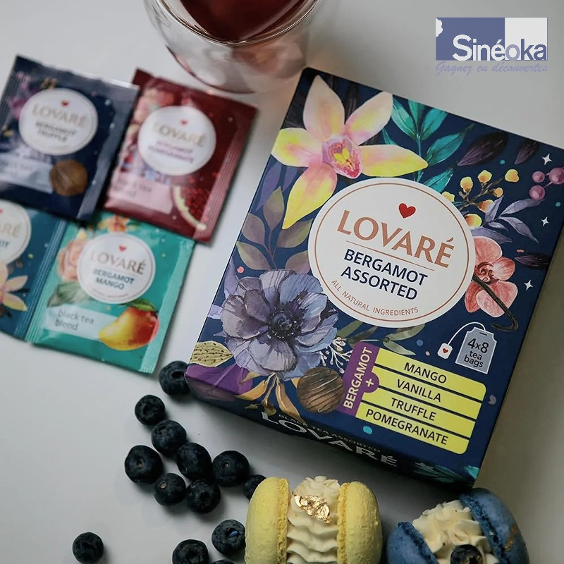 Boite Assortiment bergamote, 8 sachets de 4 sortes de thés à la bergamote, posés sur la table.