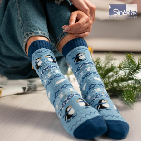 Isflak - Chaussettes aux motifs Pingouins, jambes repliées.