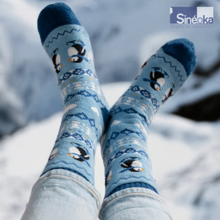 Isflak - Chaussettes aux motifs Pingouins, pieds tendu, paysage d'hiver.