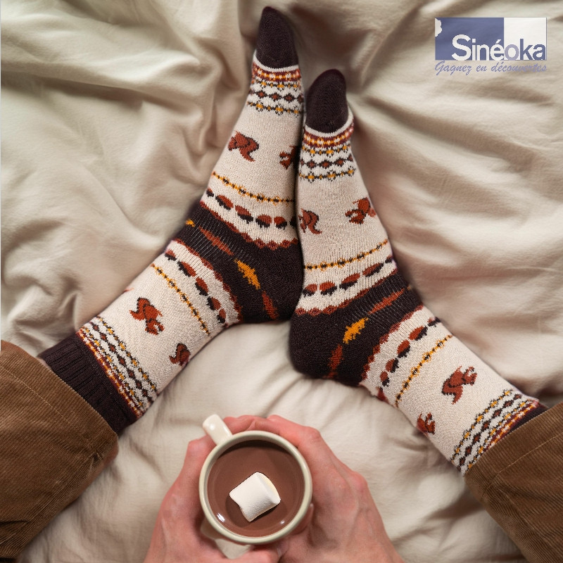 Chaussettes Polar Star Ekorn, pieds sur une couette.