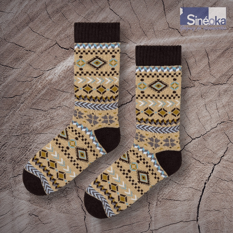 Chaussettes Polar Star Ekorn sur fond bois
