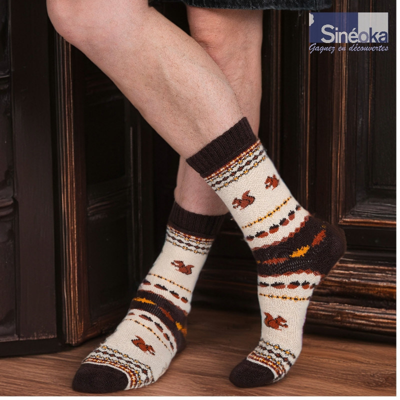 Chaussettes Polar Star Ekorn, debout pieds croisés.