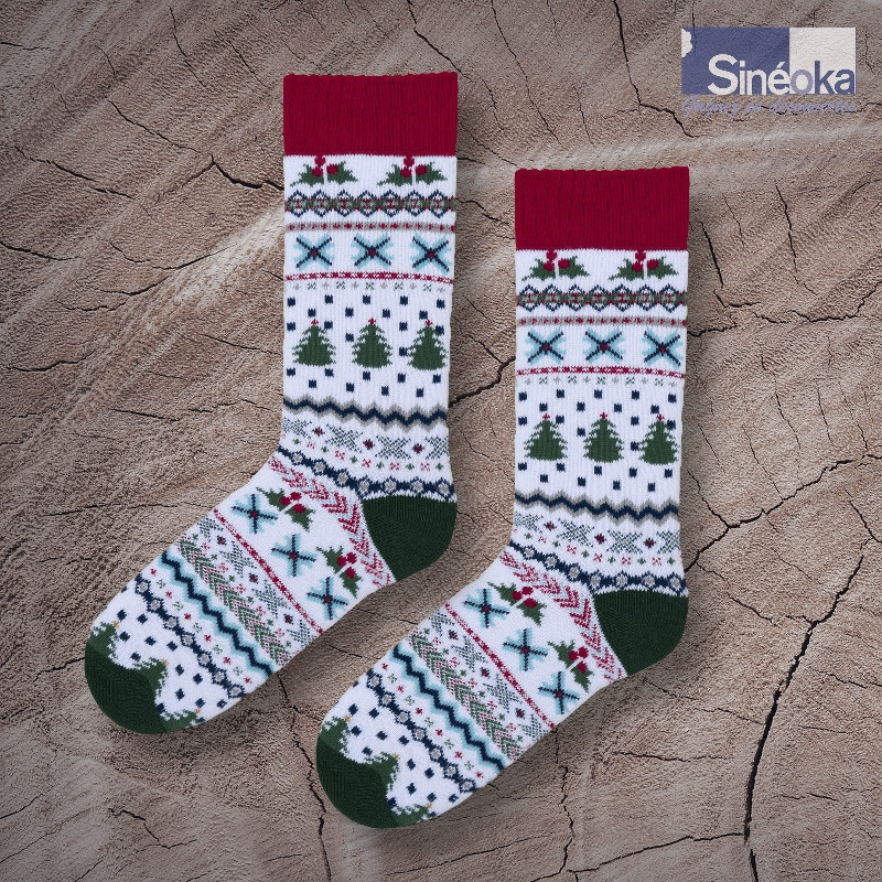 Chaussettes « Inga » en coton bio sur fond bois.