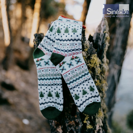 Chaussettes « Inga » en coton bio suspendues à une branche.