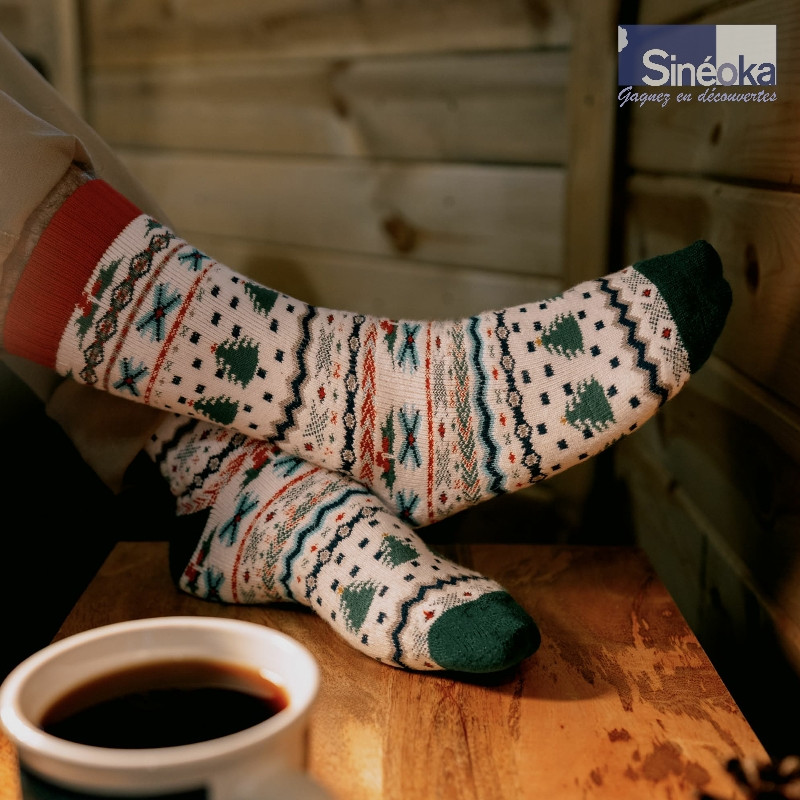 Chaussettes « Inga » en coton bio, pieds posés à côté d'une tasse de café.
