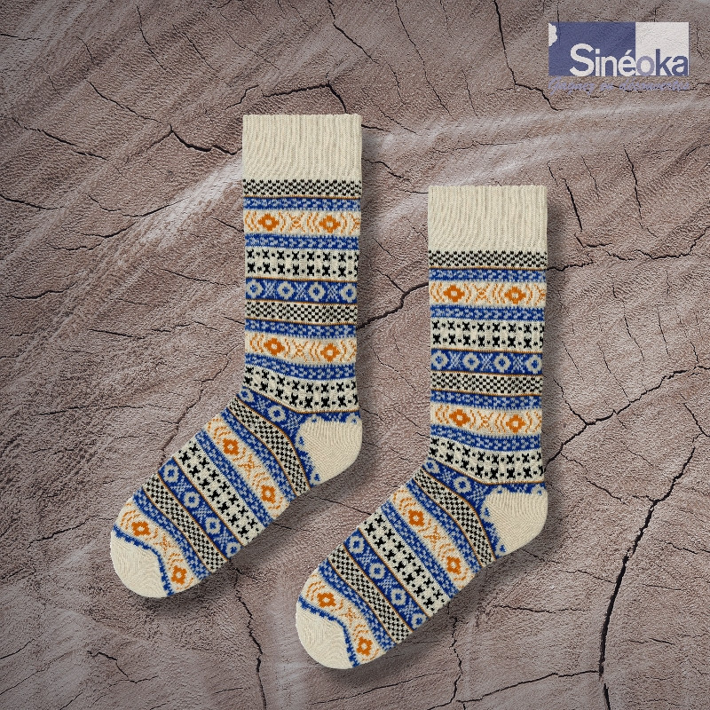 Chaussettes Ragnar sur fond bois
