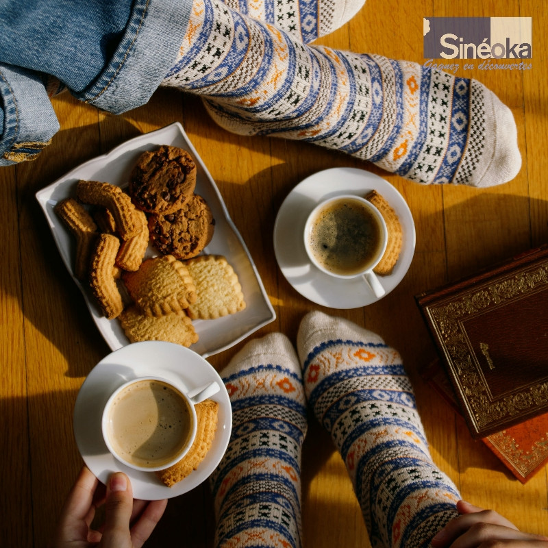 Chaussettes Ragnar, 2 paires de pieds autour de petits gâteaux et cafés