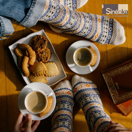 Chaussettes Ragnar, 2 paires de pieds autour de petits gâteaux et cafés
