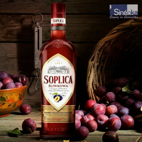 Prunes sur une table avec une bouteille de Soplica Sliwkowa 0,5 l.