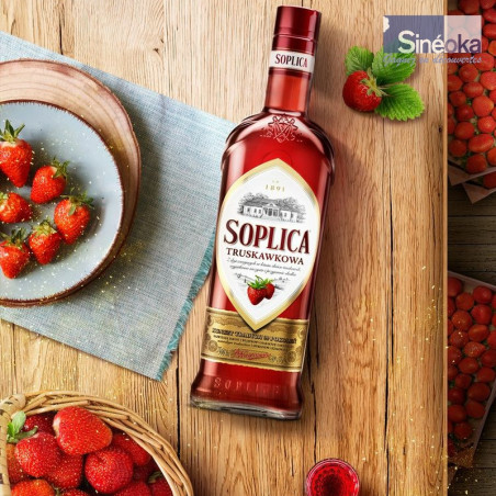 Bouteille de Soplica fraise couchée sur une table