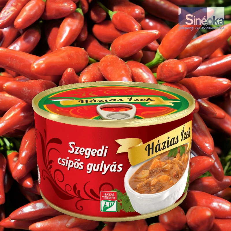 Sur fond de paprika hongrois, une boite de goulasch épicé de Szeged de la gamme Házias Ízek