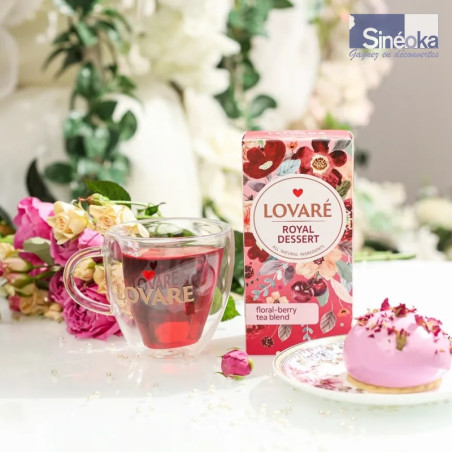 Tasse et boite de tisane florale gourmande à l'hibiscus Royal Dessert de Lovaré.