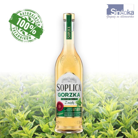 Bouteille de vodka Soplica Gorzka Menthe avec parterre de menthe.