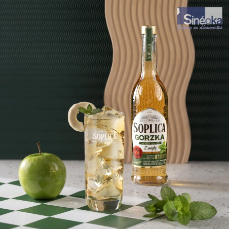 Bouteille de vodka Soplica Gorzka Menthe, ambiance cocktail avec de la pomme.