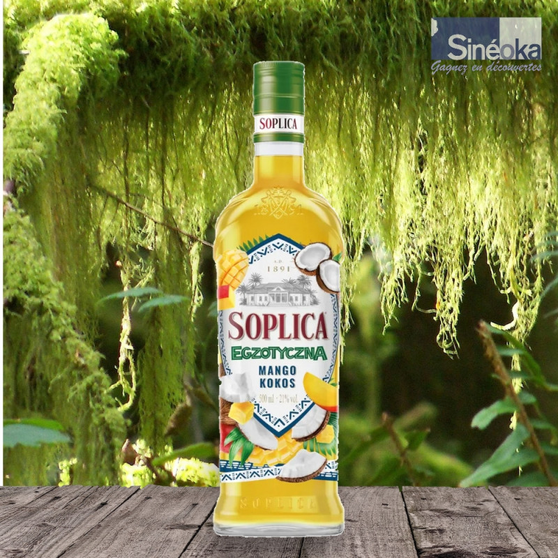 Bouteille de liqueur de vodka Soplica Mangue Coco, ambiance tropicale