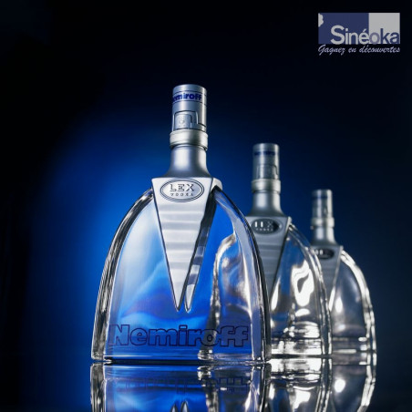3 bouteilles de vodka Nemiroff Lex sur fond bleu et reflets.