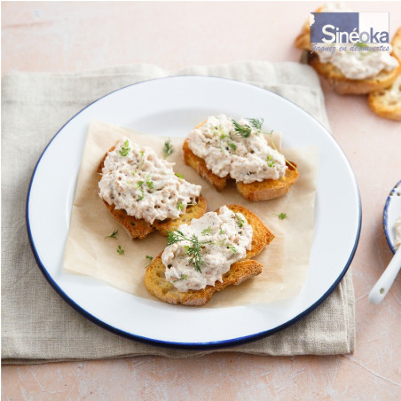 Toasts au pâté de foie et caviar de morue.