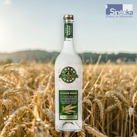 Bouteille de vodka Green Mark Classique au blé devant un champ de blé mûr.